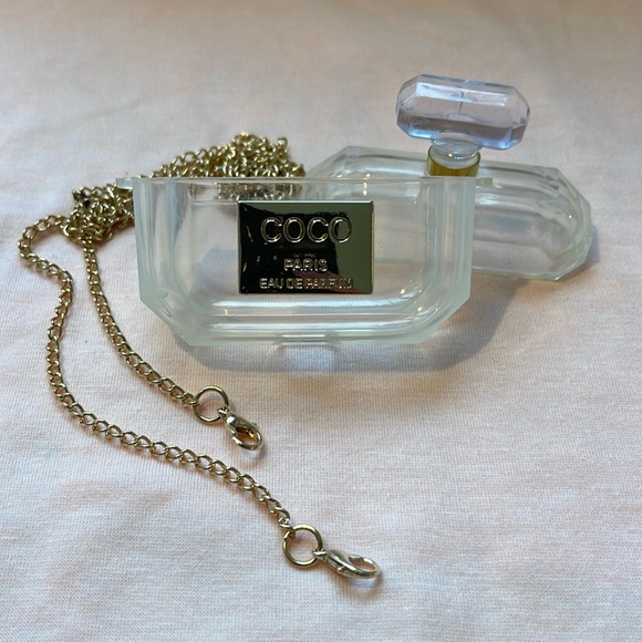 NWOT Designer Inspired AirPod Pro case w/ chain - Picture 3 of 5